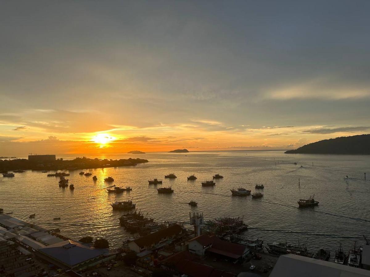 Sunset Seaview Studio Apartment At Kota Kinabalu City Centre Exterior foto